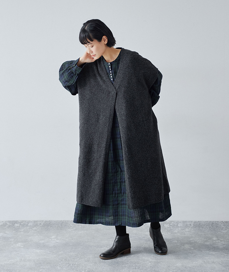 別注｜スリットニットロングベストをワンピースに重ねたモデルの全身カット（チャコール）