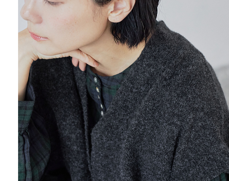 別注｜スリットニットロングベストの生地感が分かる肩まわりのアップカット（チャコール）