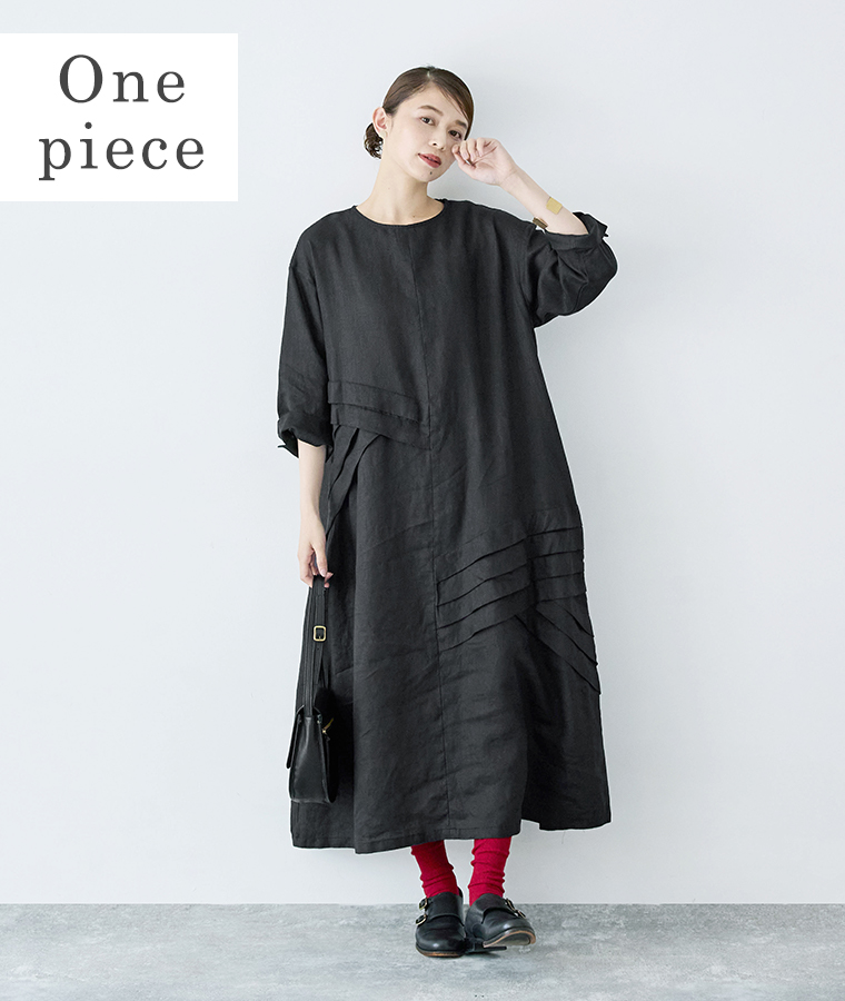 08Mabの別注｜14番手リネン　タックデザインワンピースを着用したモデルの正面全身カット