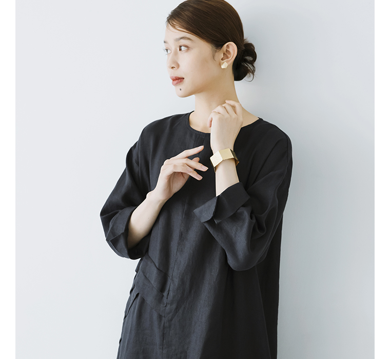 別注｜14番手リネン　タックデザインワンピースの胸元から袖にかけたディテールアップ