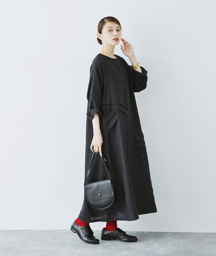 別注｜14番手リネン　タックデザインワンピースを着用したモデルの全身斜めカット