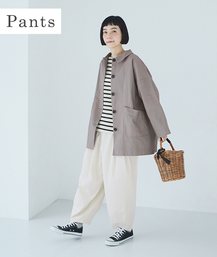 Lintu Lauluのコットンチノゆったりバルーンパンツ オフホワイト着用モデルの全身カット