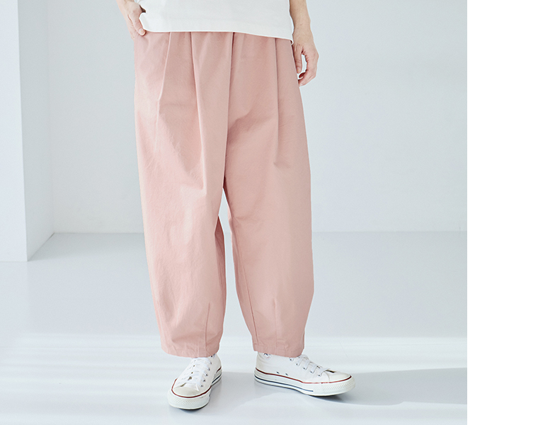 コットンチノゆったりバルーンパンツ ピンクの裾から足元までの部分カット