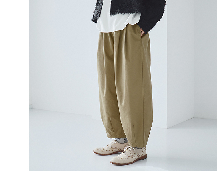 コットンチノゆったりバルーンパンツ カーキベージュの裾から足元までの部分カット
