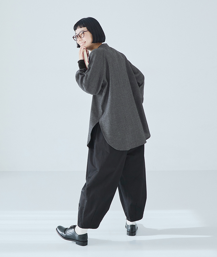 コットンチノゆったりバルーンパンツ ブラック着用モデルの後ろ姿全身カット