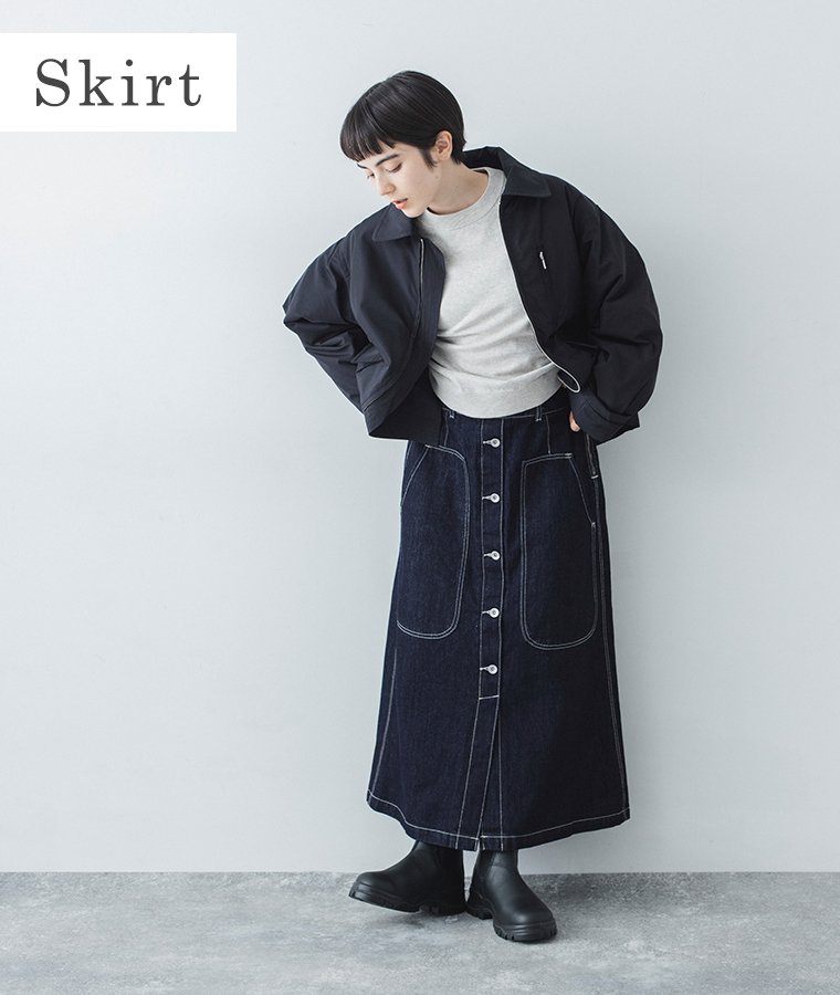 vent blancのデニムベイカースカート（インディゴ）を着用したモデルの正面全身カット