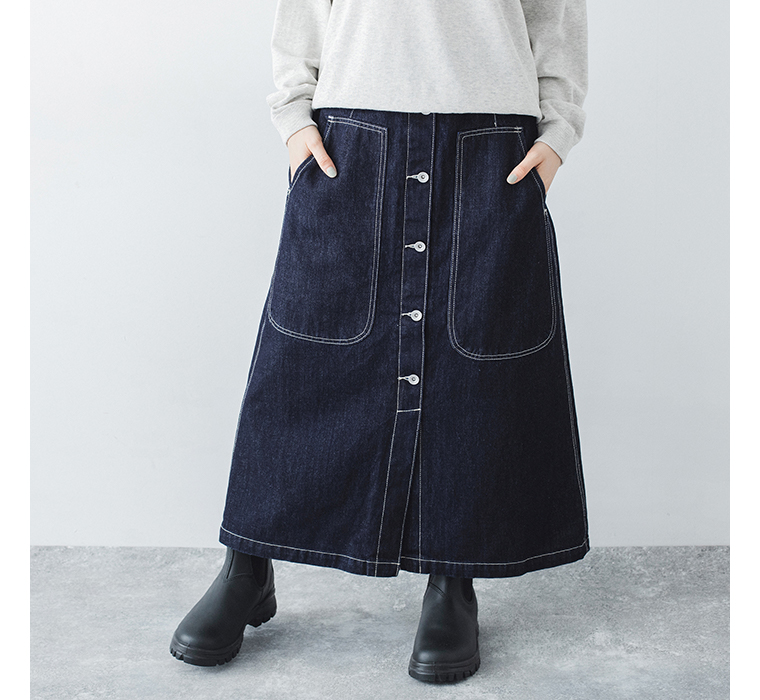デニムベイカースカート（インディゴ）のフロントボタンとベイカーポケットが分かる部分アップ