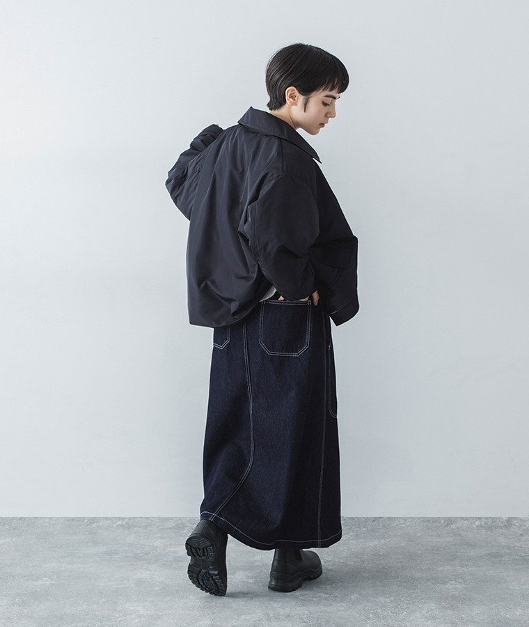 デニムベイカースカート（インディゴ）を着用したモデルの後ろ姿全身カット