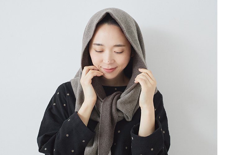ウールカシミヤトライアングルストールをフード状に被った上半身カット