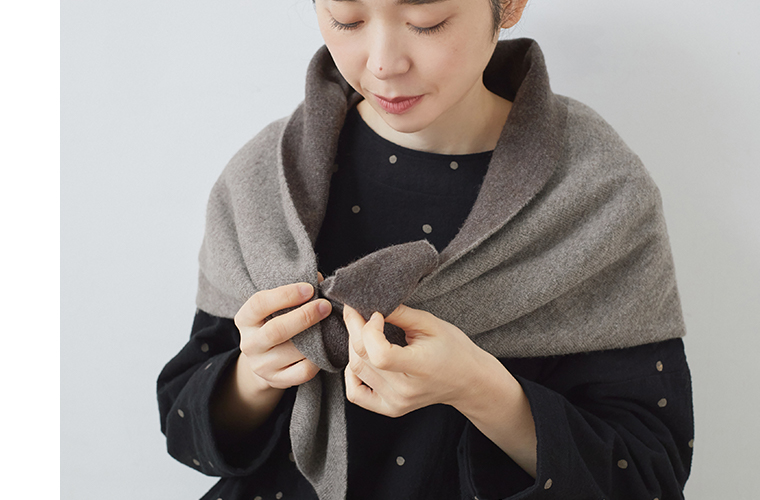 ウールカシミヤトライアングルストールを結んだ部分を手元で示したディテールカット