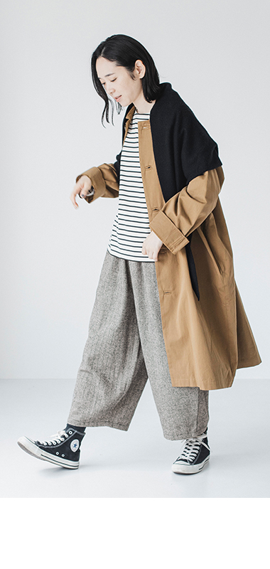 ウールカシミヤトライアングルストールを肩に掛けて着用した全身スタイリングカット