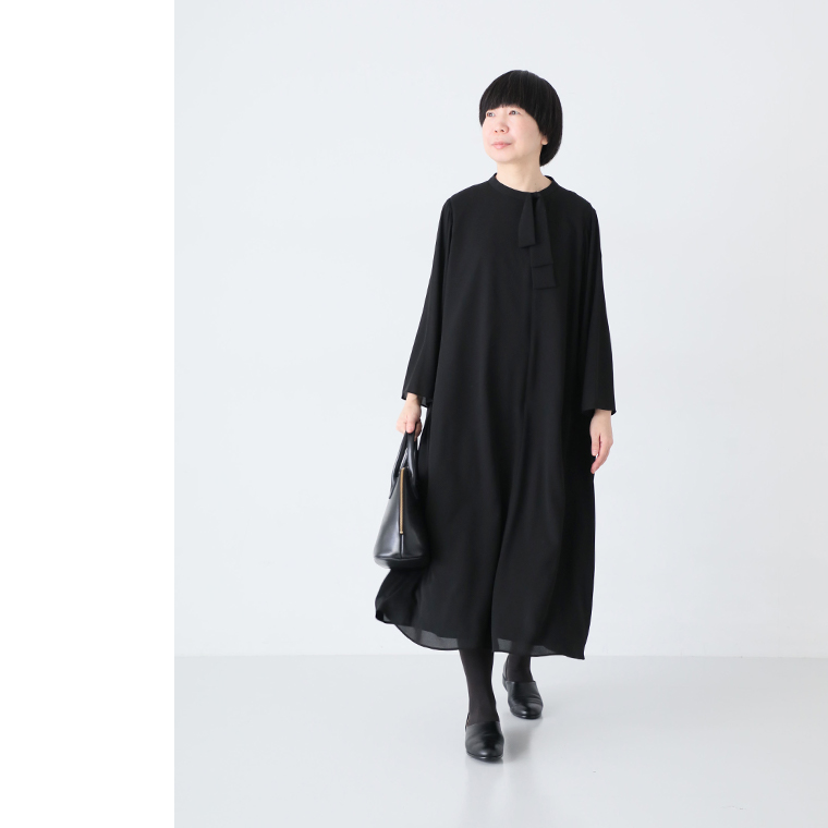 黒のロングワンピースに黒のシューズとバッグを合わせたミニマルコーディネート（正面ポーズ）