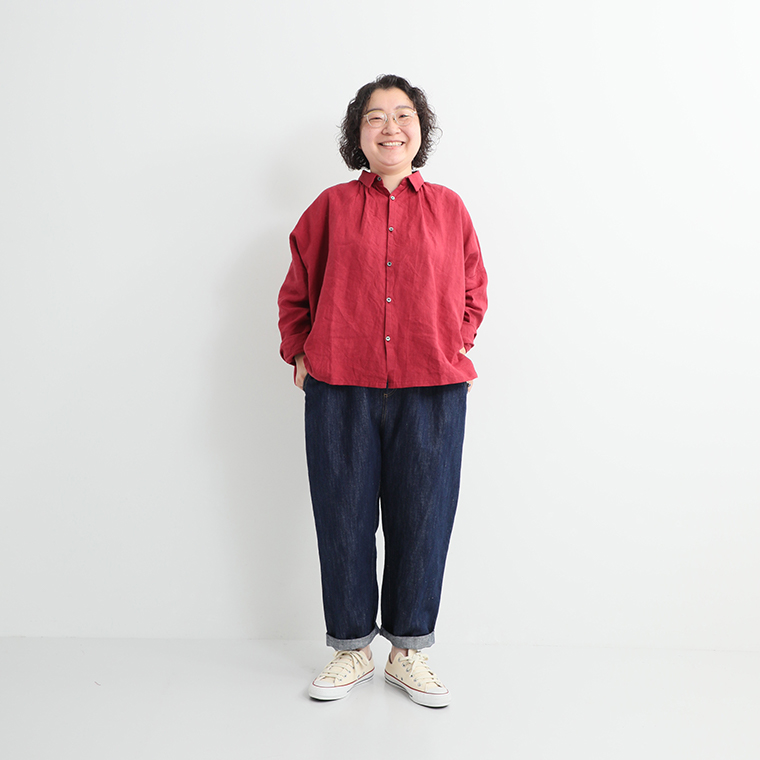 ista-ire 別注｜コットンリネンデニムパンツ 赤のボタンシャツとロールアップデニム、スニーカーを合わせたカジュアルコーディネート（ポケットに手を入れたポーズ）