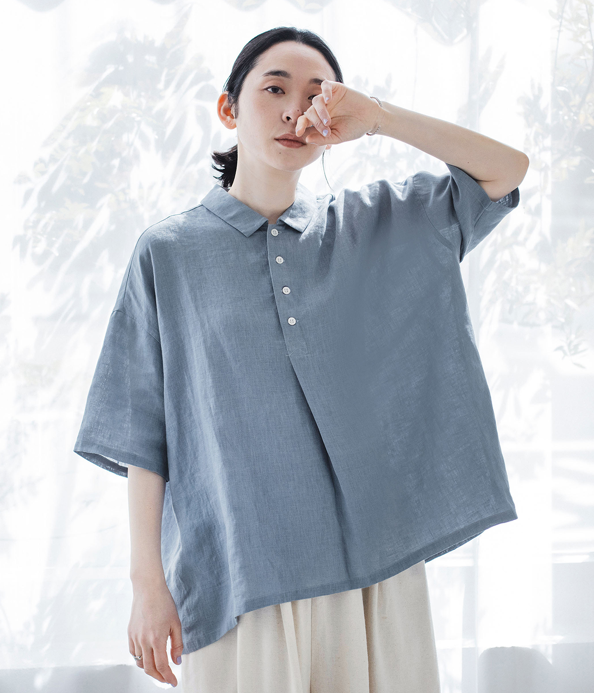 HEAVENLY 素肌喜ぶカラーリネンポロ(スモークブルー)の上半身寄りカット