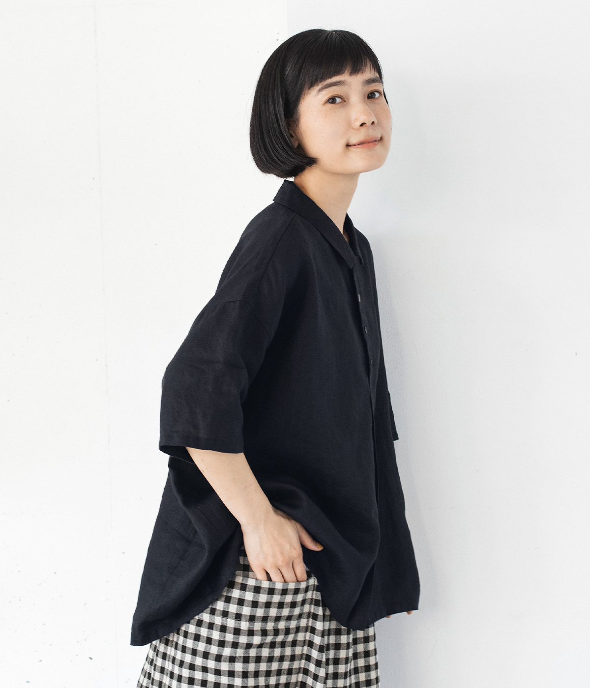 HEAVENLY 素肌喜ぶカラーリネンポロ(ブラック)の上半身寄りカット