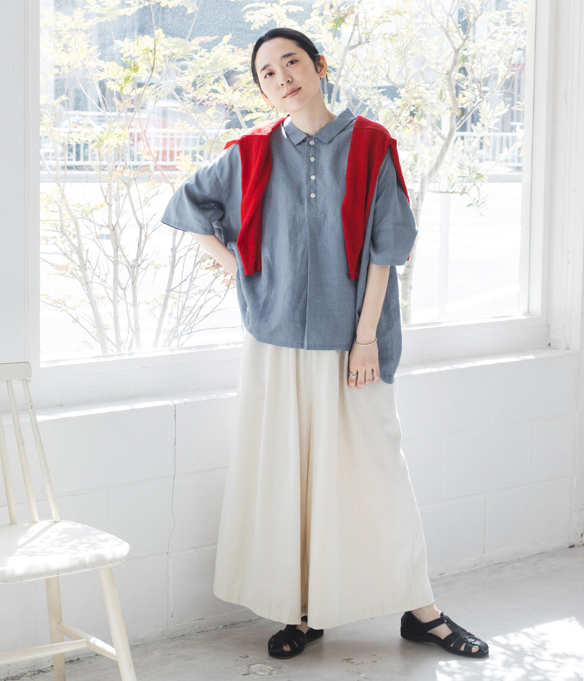 HEAVENLY 素肌喜ぶカラーリネンポロ(スモークブルー)の全身コーディネート