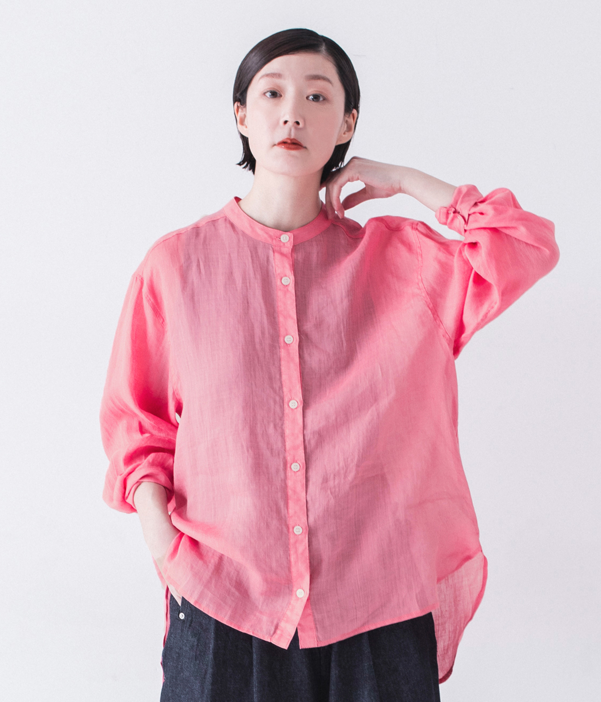 &yarn シアーバンドカラーブラウス(ピンク)の上半身寄りカット