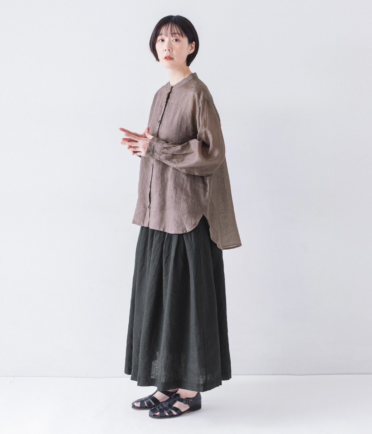 &yarn シアーバンドカラーブラウス(ブラウン)の全身コーディネート