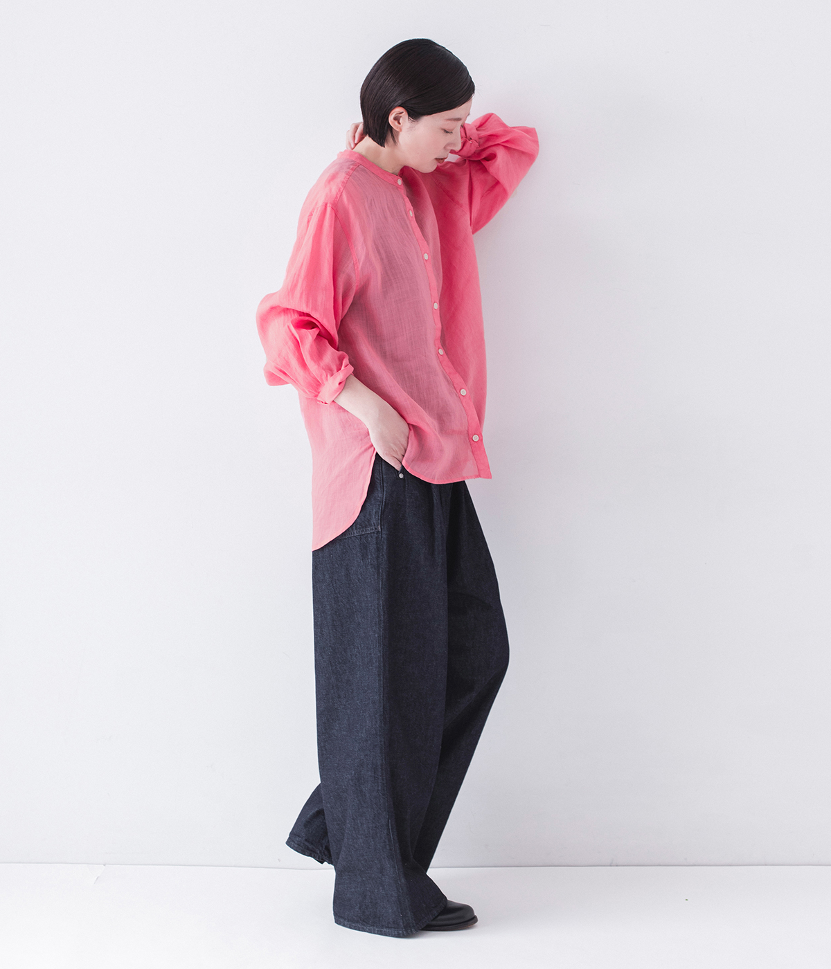 &yarn シアーバンドカラーブラウス(ピンク)の全身コーディネート