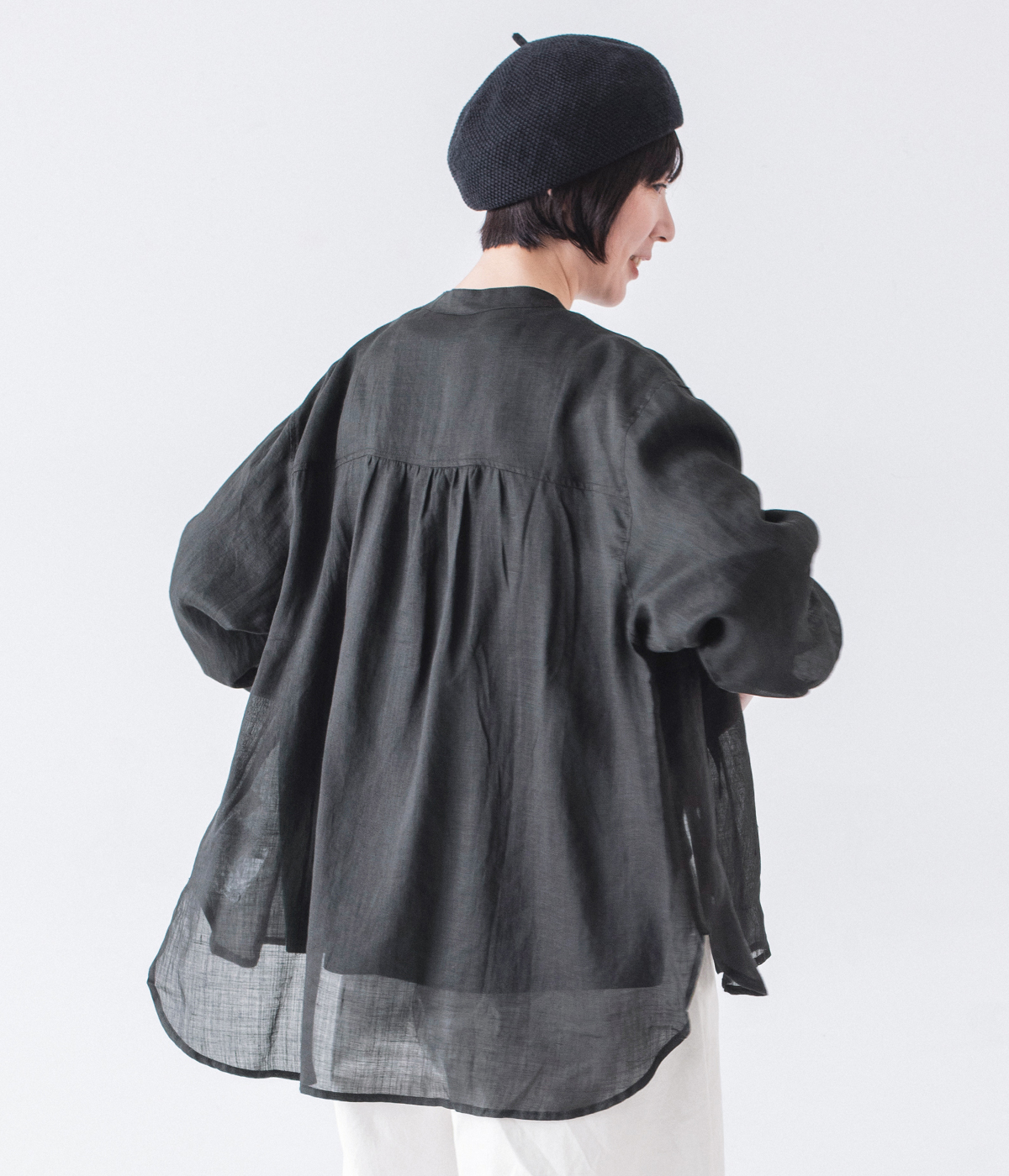 &yarn シアーバンドカラーブラウス(ブラック)の上半身寄りカット