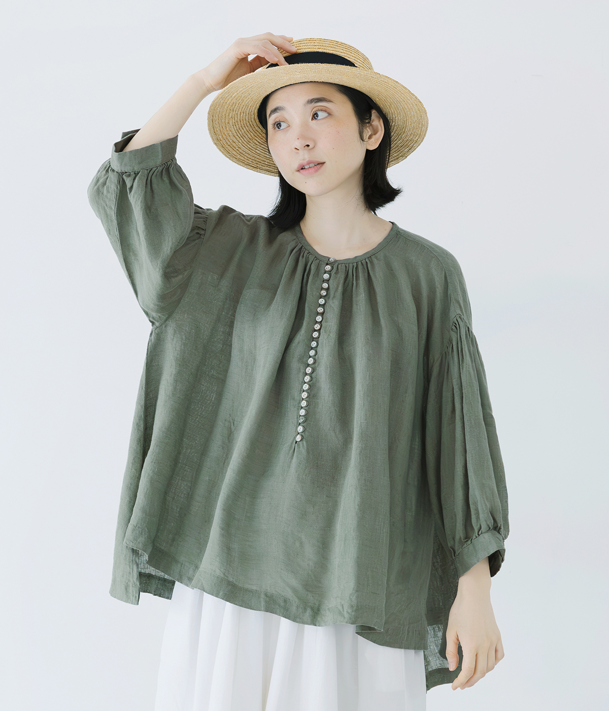 08Mab 多ボタンふんわりブラウス(ダルグリーン)の上半身寄りカット