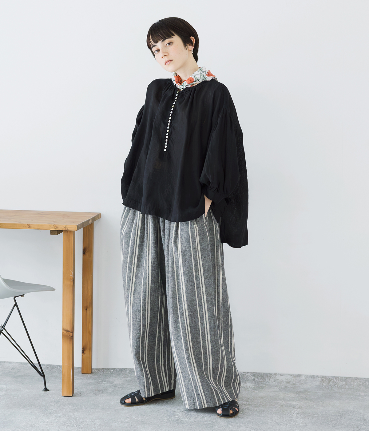 08Mab 多ボタンふんわりブラウス(ブラック)の全身コーディネート