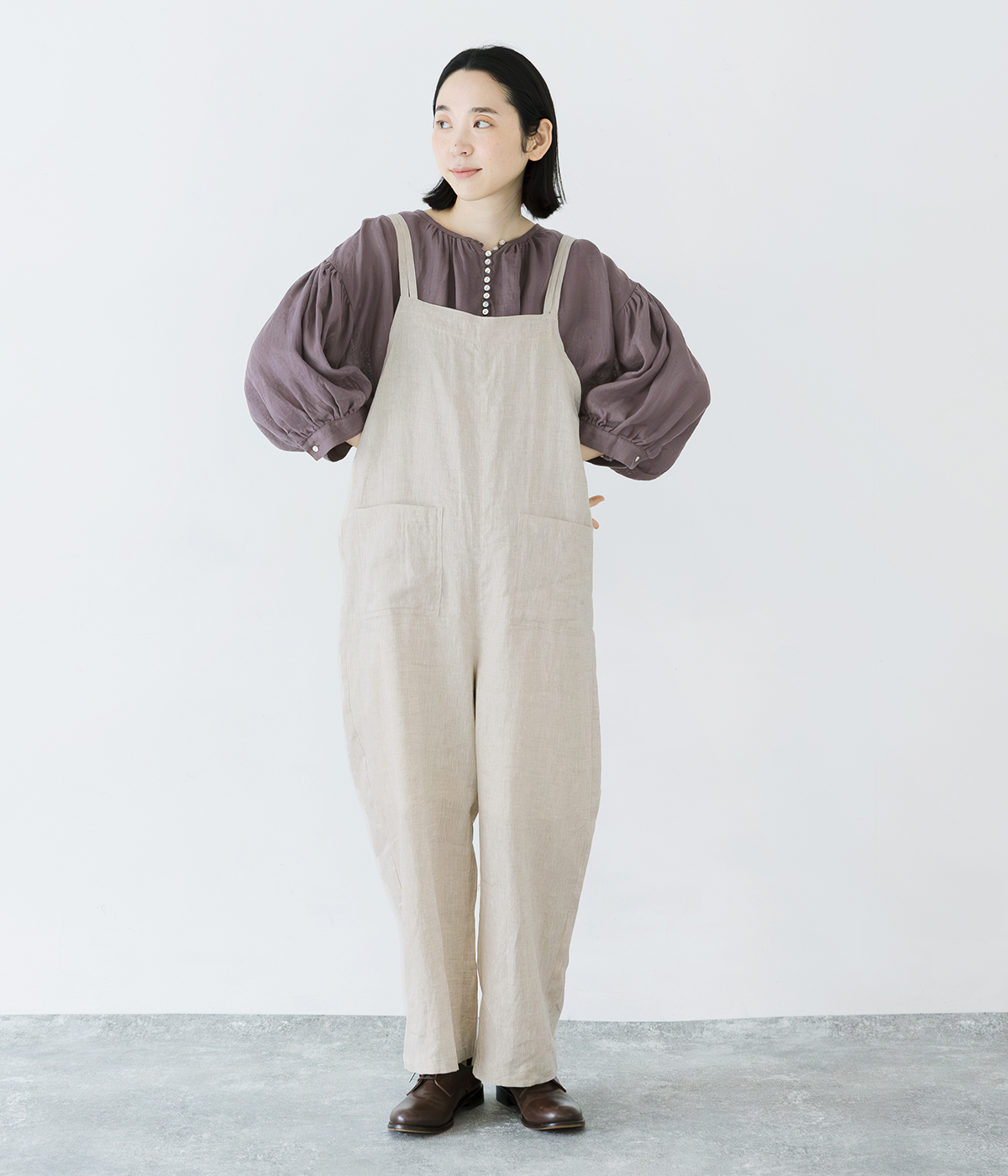 08Mab 多ボタンふんわりブラウス(パープル)の全身コーディネート