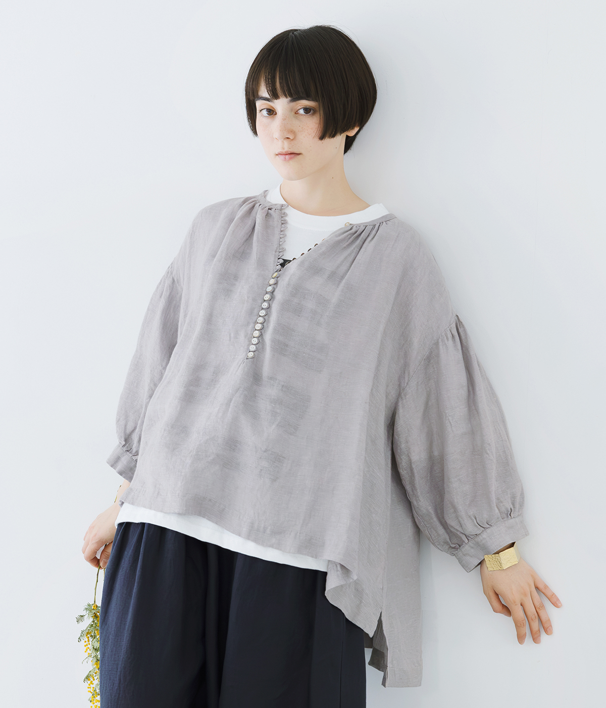 08Mab 多ボタンふんわりブラウス(ライトグレー)の上半身寄りカット