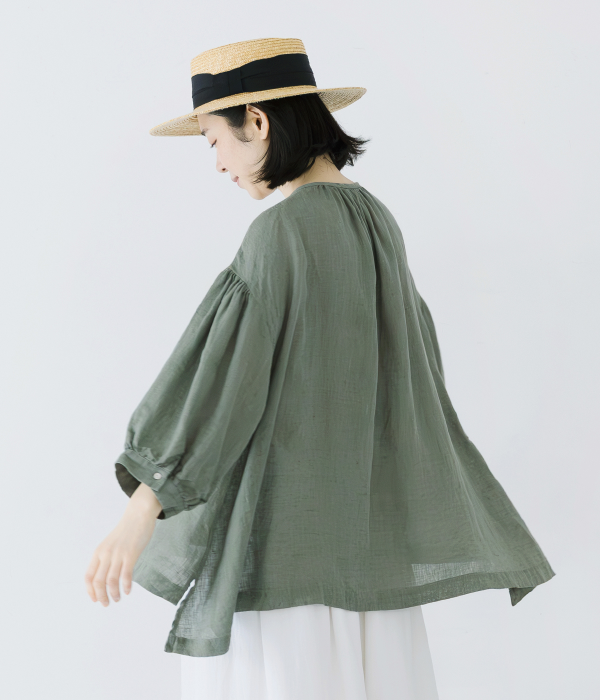 08Mab 多ボタンふんわりブラウス(ダルグリーン)の上半身寄り斜め後ろカット