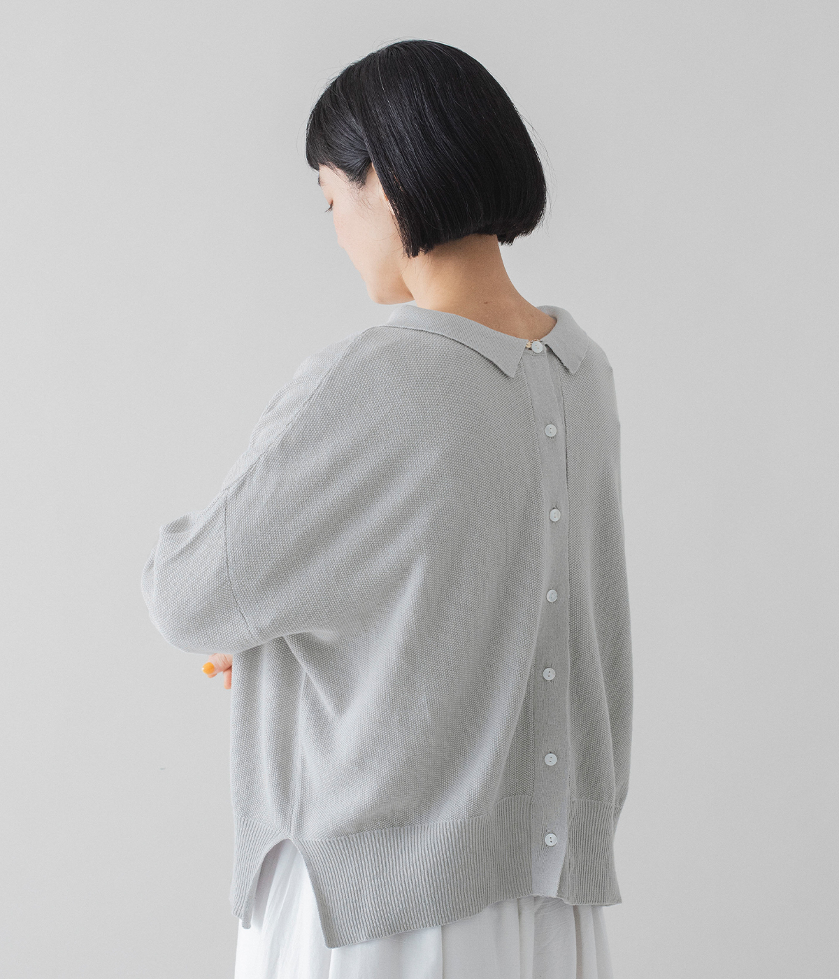 ista-ire ごきげん2wayポロカーディガン(ライトグレー)の上半身寄りバックシルエット