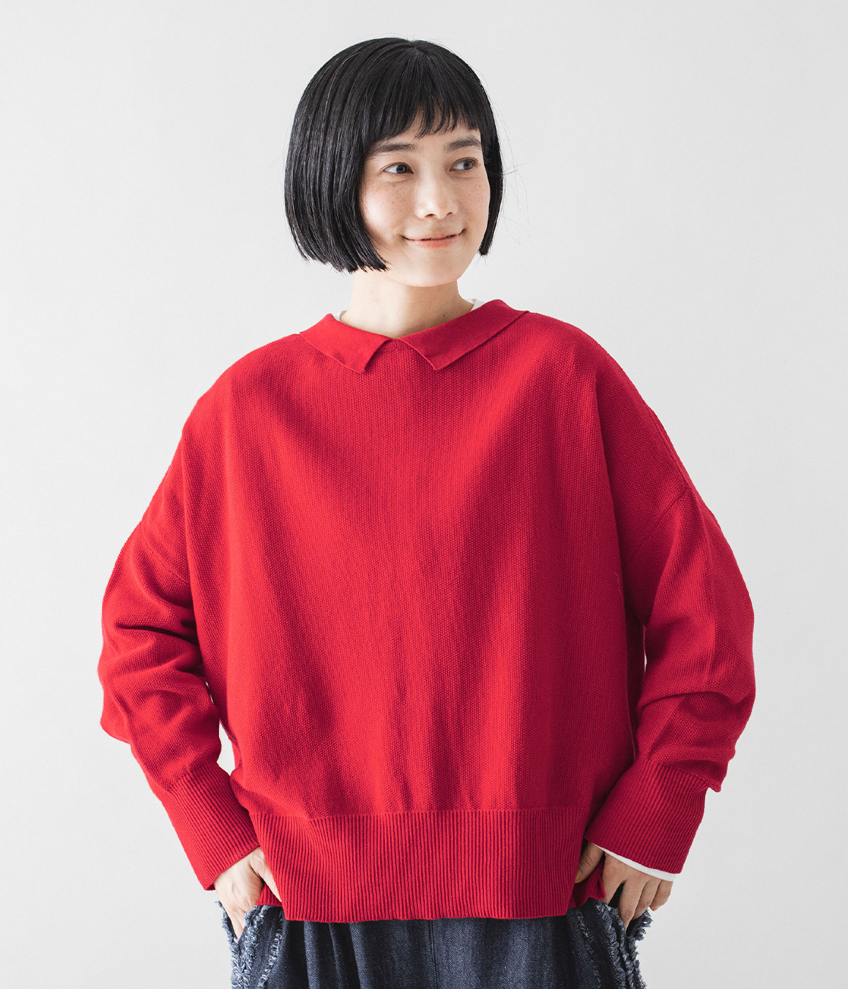 ista-ire ごきげん2wayポロカーディガン(レッド)のボタンを後ろ側に着た上半身寄りカット