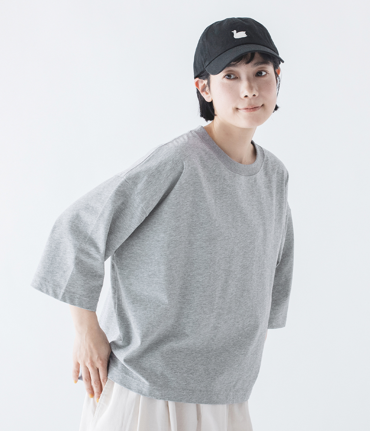 &yarn 1枚で着映えるワイドプルオーバー(杢グレー)の上半身寄りカット