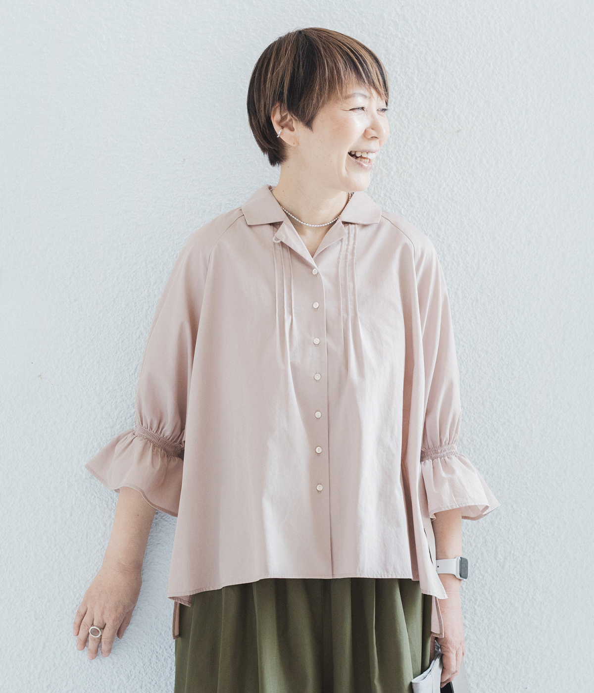 ista-ire 金子敦子さんコラボどこでもブラウス(グレージュ)の上半身寄りカット