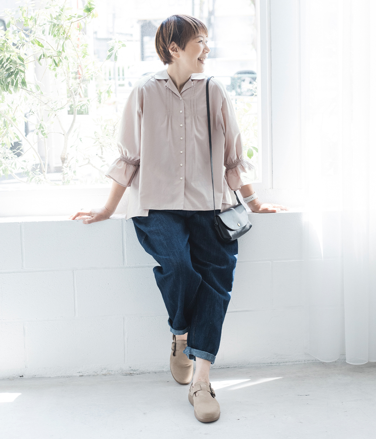 ista-ire 金子敦子さんコラボどこでもブラウス(グレージュ)の全身コーディネート