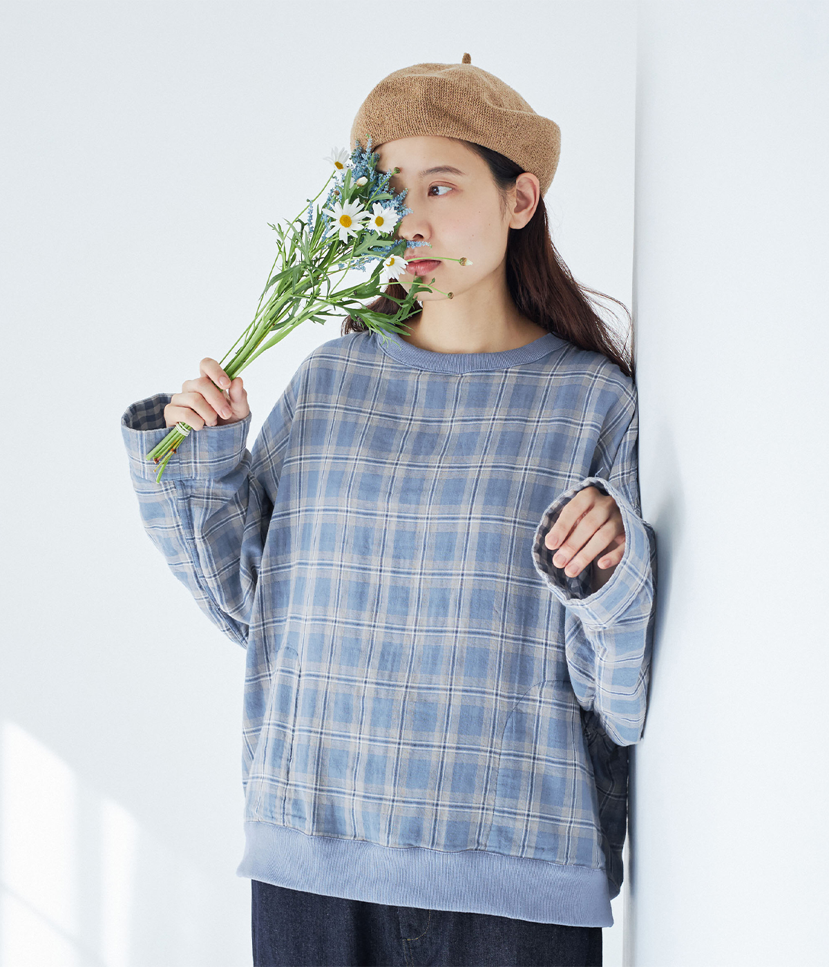 LUPILIEN by natulan Wガーゼリバーシブルプルオーバー(ブルー)の上半身寄りカット