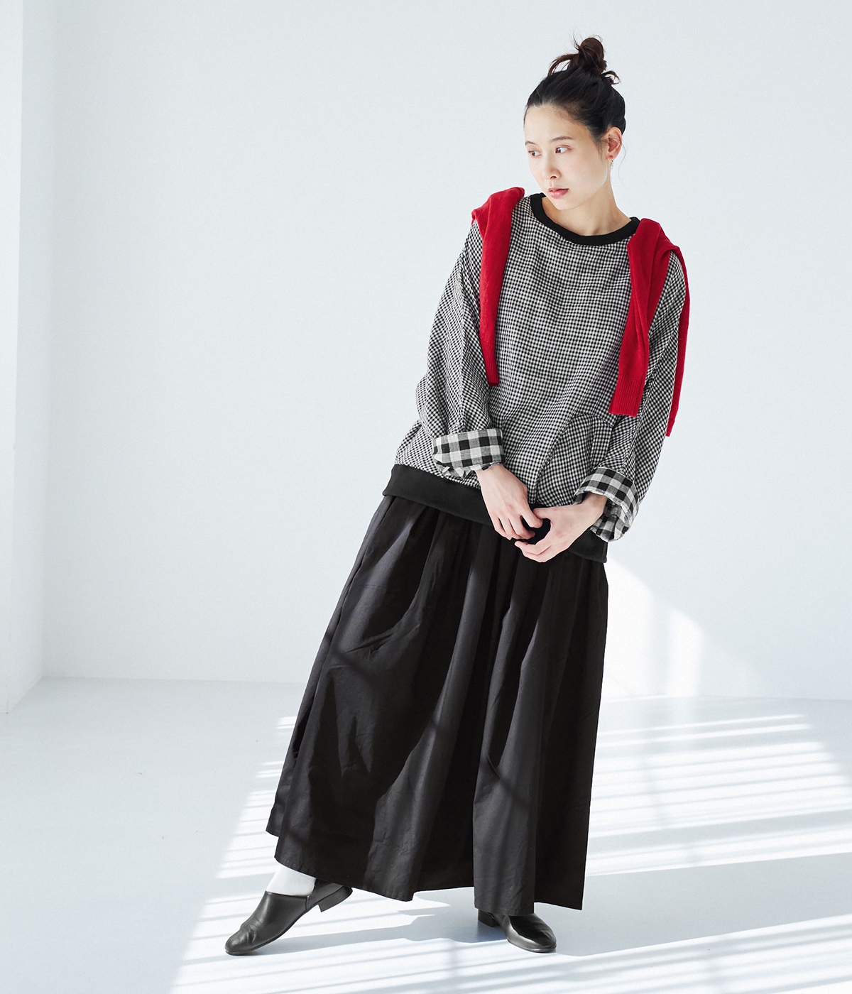 LUPILIEN by natulan Wガーゼリバーシブルプルオーバー(ブラック)の全身コーディネート