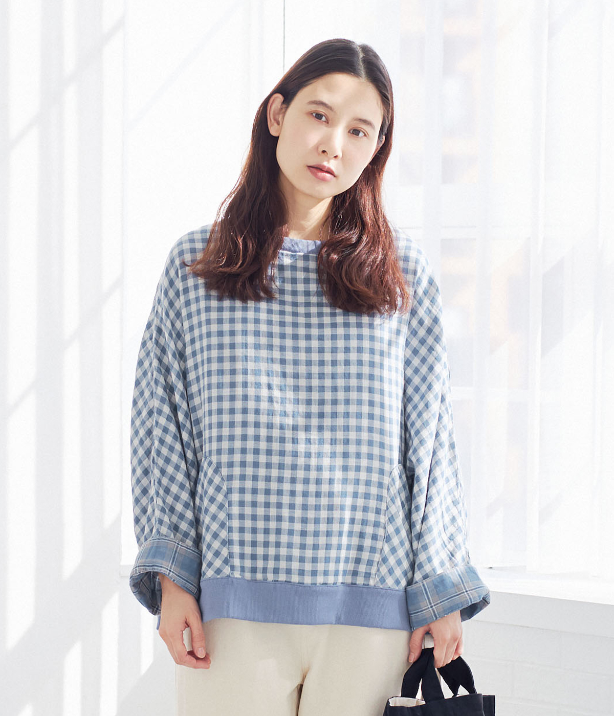 LUPILIEN by natulan Wガーゼリバーシブルプルオーバー(ブルー)のギンガムを表にして着た上半身寄りカット