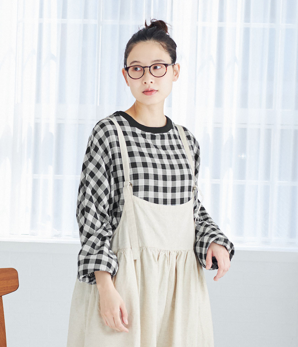 LUPILIEN by natulan Wガーゼリバーシブルプルオーバー(ブラック)のギンガム側を表にした上半身寄りカット