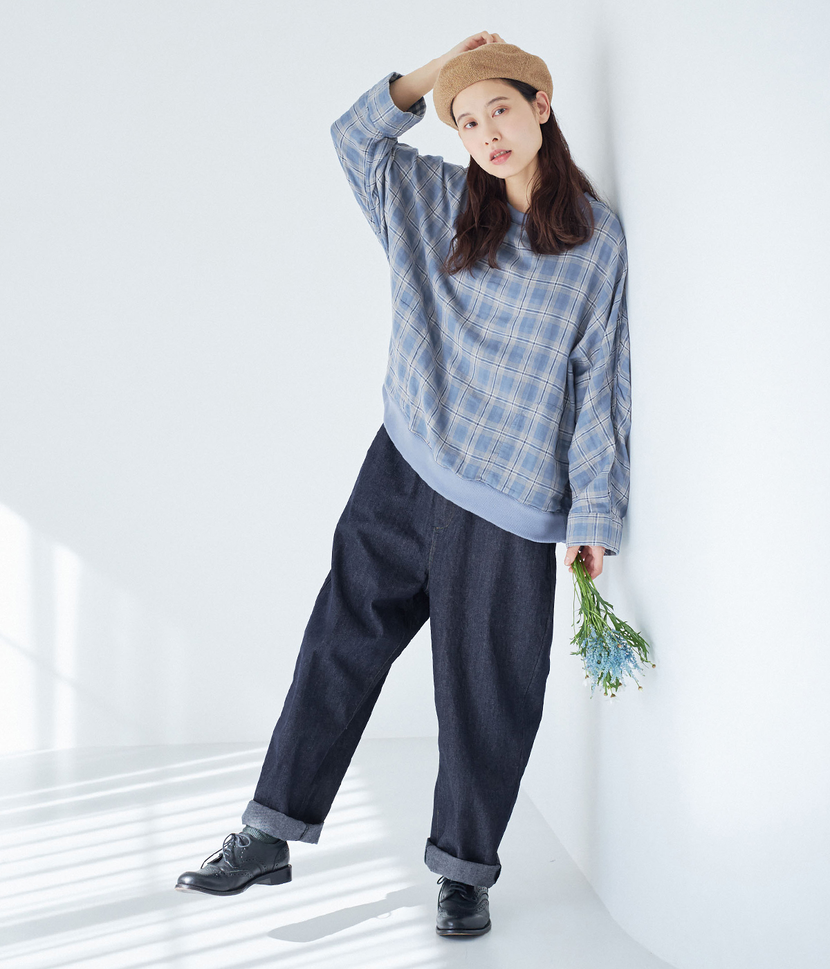 LUPILIEN by natulan Wガーゼリバーシブルプルオーバー(ブルー)のチェック側を表に着た全身コーディネート