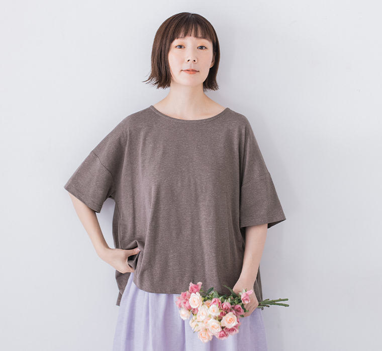 &yarn コットンリネン混バックフレアTシャツ(モカ)着用の上半身寄りカット