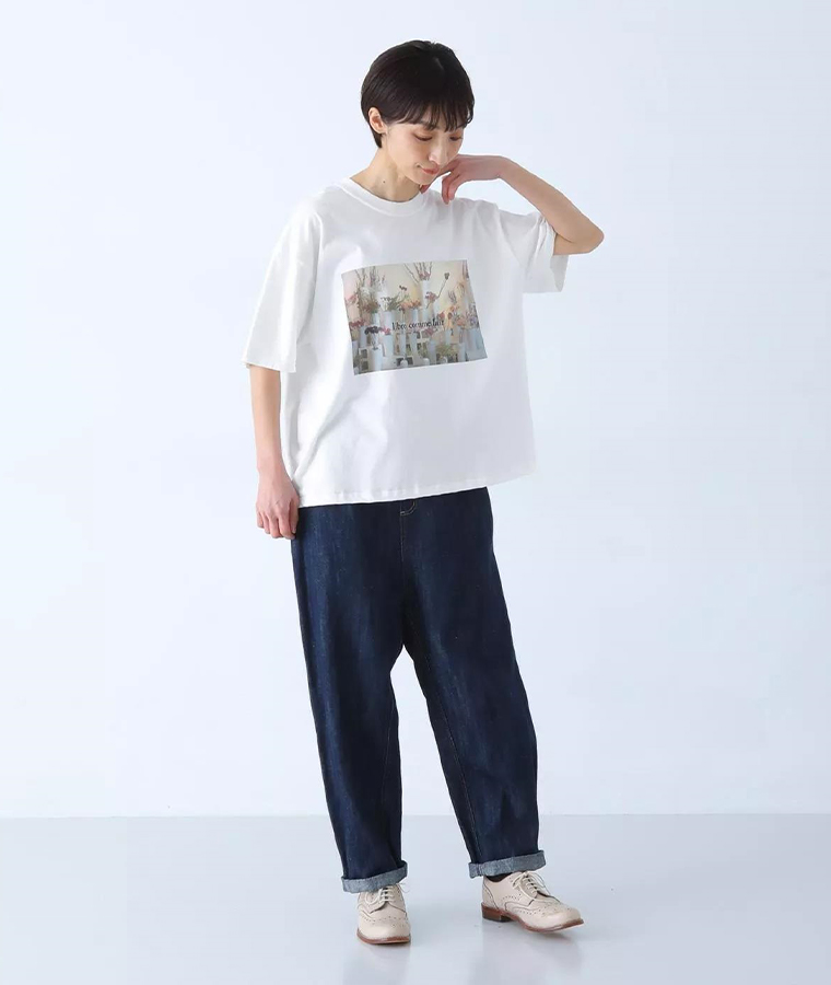 ichi フラワーショップフォトプリントTシャツ(ホワイト)着用の全身コーディネート