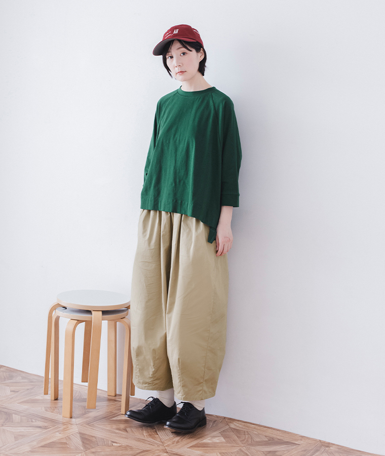 &yarn ラグランワイドTシャツ(グリーン)着用の全身コーディネート