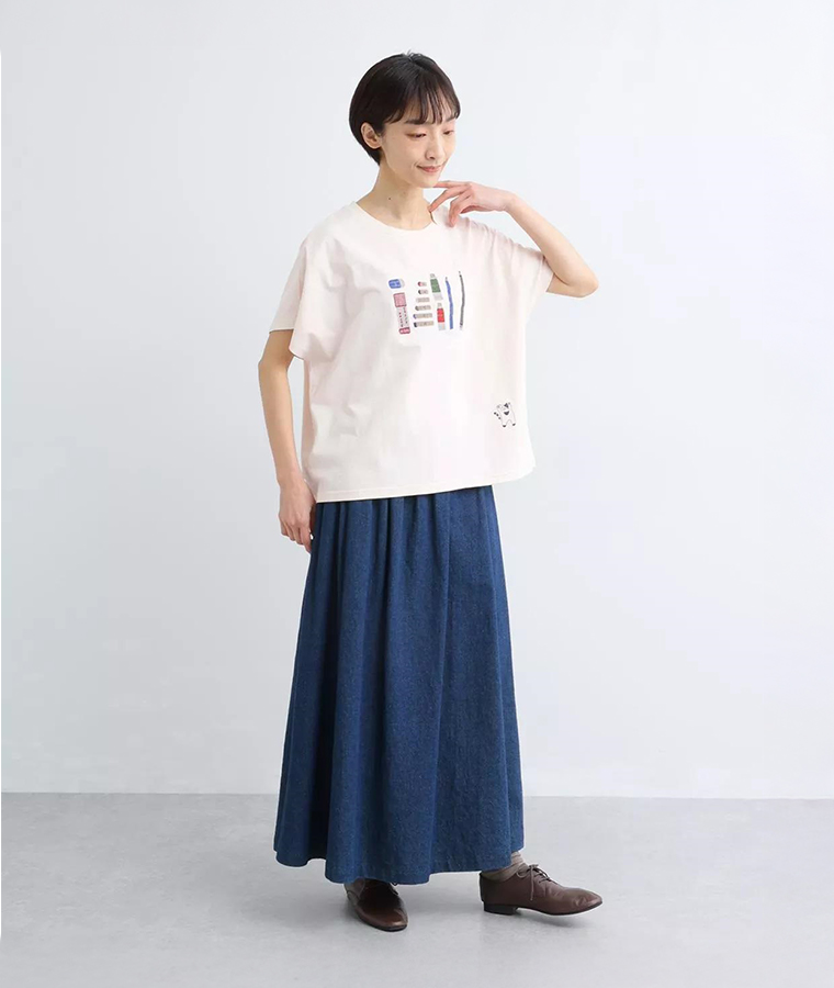 Emago コットン天竺ネコの文房具刺繍Tシャツ(アイボリー)着用の全身コーディネート