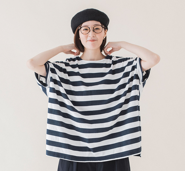 &yarn ボートネックボーダーTシャツ(ネイビー)着用の上半身寄り前