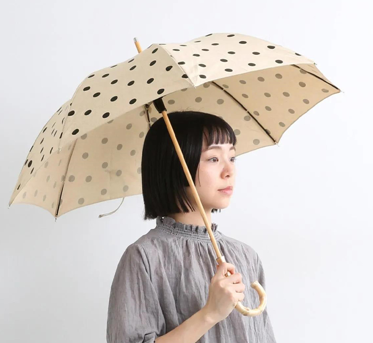 because ドット晴雨兼用長傘(アイボリー)をさしている上半身寄り