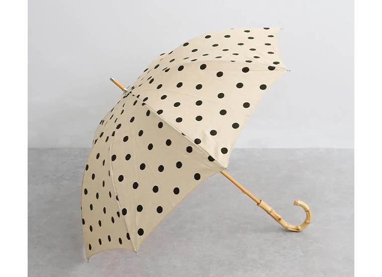 ドット晴雨兼用長傘(アイボリー)を床に広げたカット