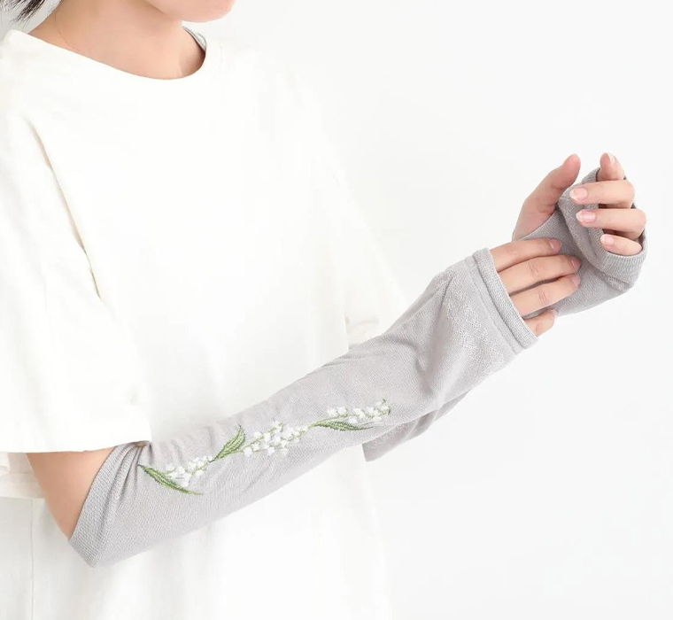 MAISON BLANCHE おさんぽアームカバーミドルスズラン(ライトグレー)を着用した斜め横カット