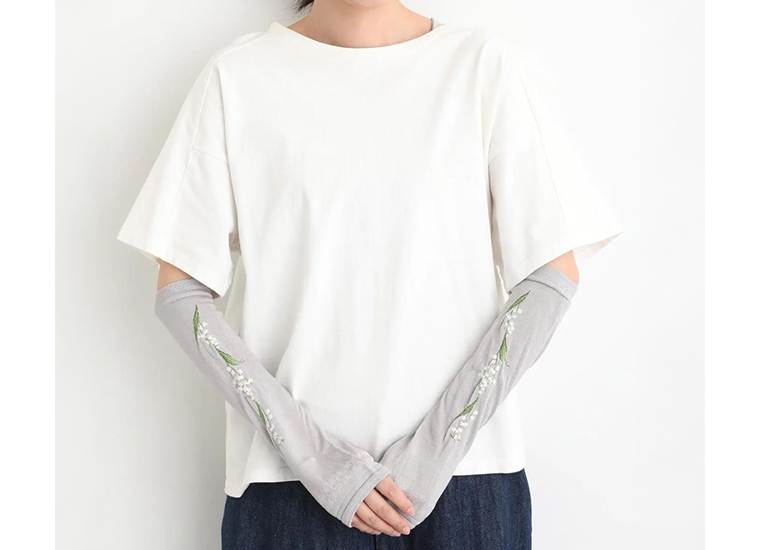 おさんぽアームカバーミドルスズラン(ライトグレー)を着用した正面カット