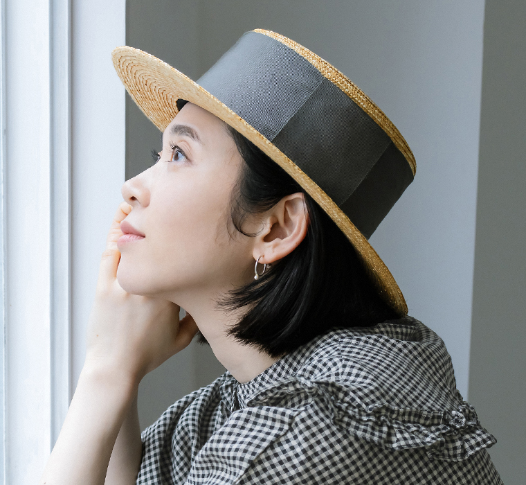 田中帽子店 幅広リボンAlmaを着用した頭部寄りカット