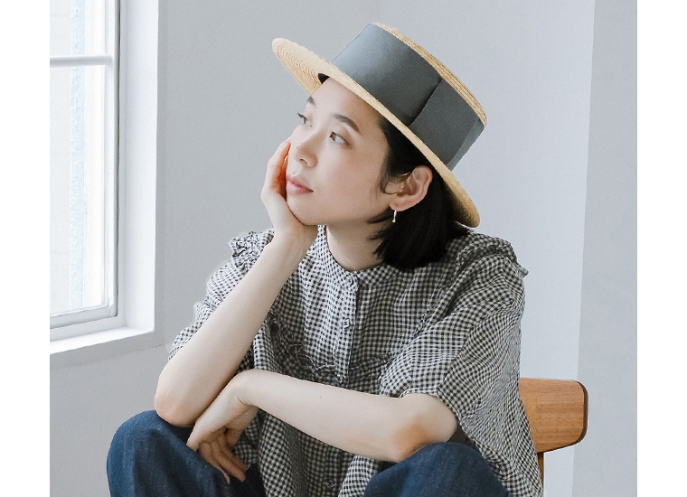 田中帽子店 幅広リボンAlmaを着用した上半身寄りカット